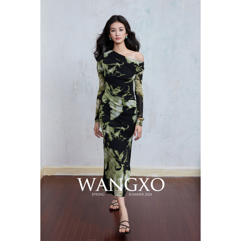 WANGXO｜特殊定制印染闪光网纱｜奢牌配色｜斜肩抽皱印花连衣裙女 - 图0