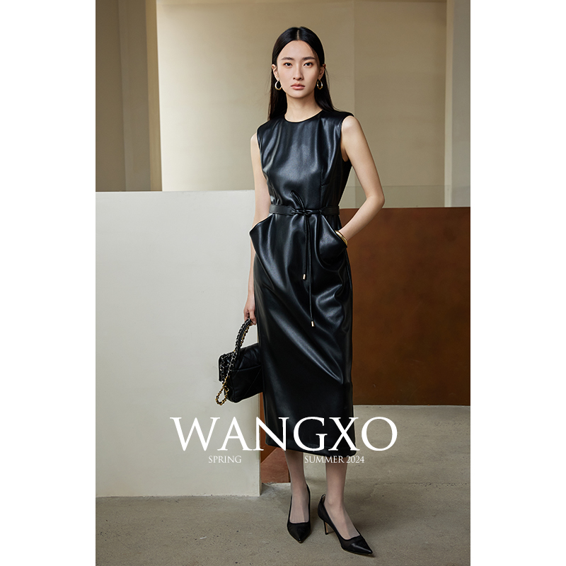 WANGXO｜弹力环保蛋白亲肤PU皮｜圆领无袖系带收腰中长款连衣裙女