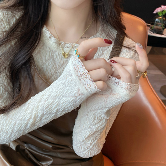Sweet and versatile mesh lace bottoming shirt for women