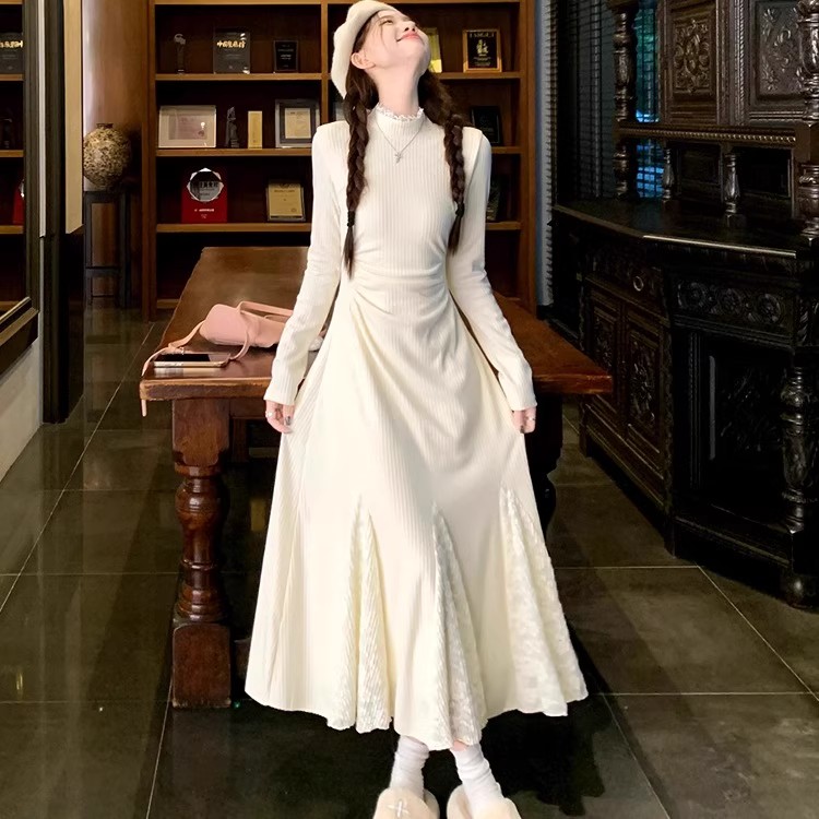 配大衣半高领针织连衣裙女秋冬法式白色气质内搭打底加厚鱼尾长裙 - 图2
