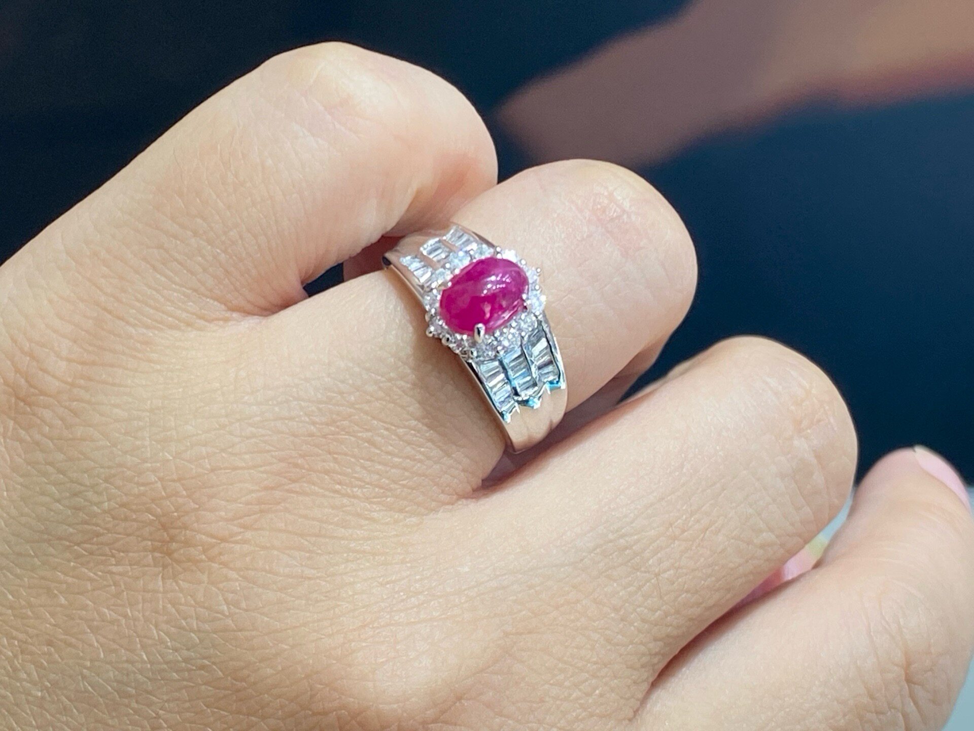 Pt900 thick gold inlaid natural ruby ring, egg surface 1.76 carats diamond 59 cents gold weight 8.2 grams of luxury