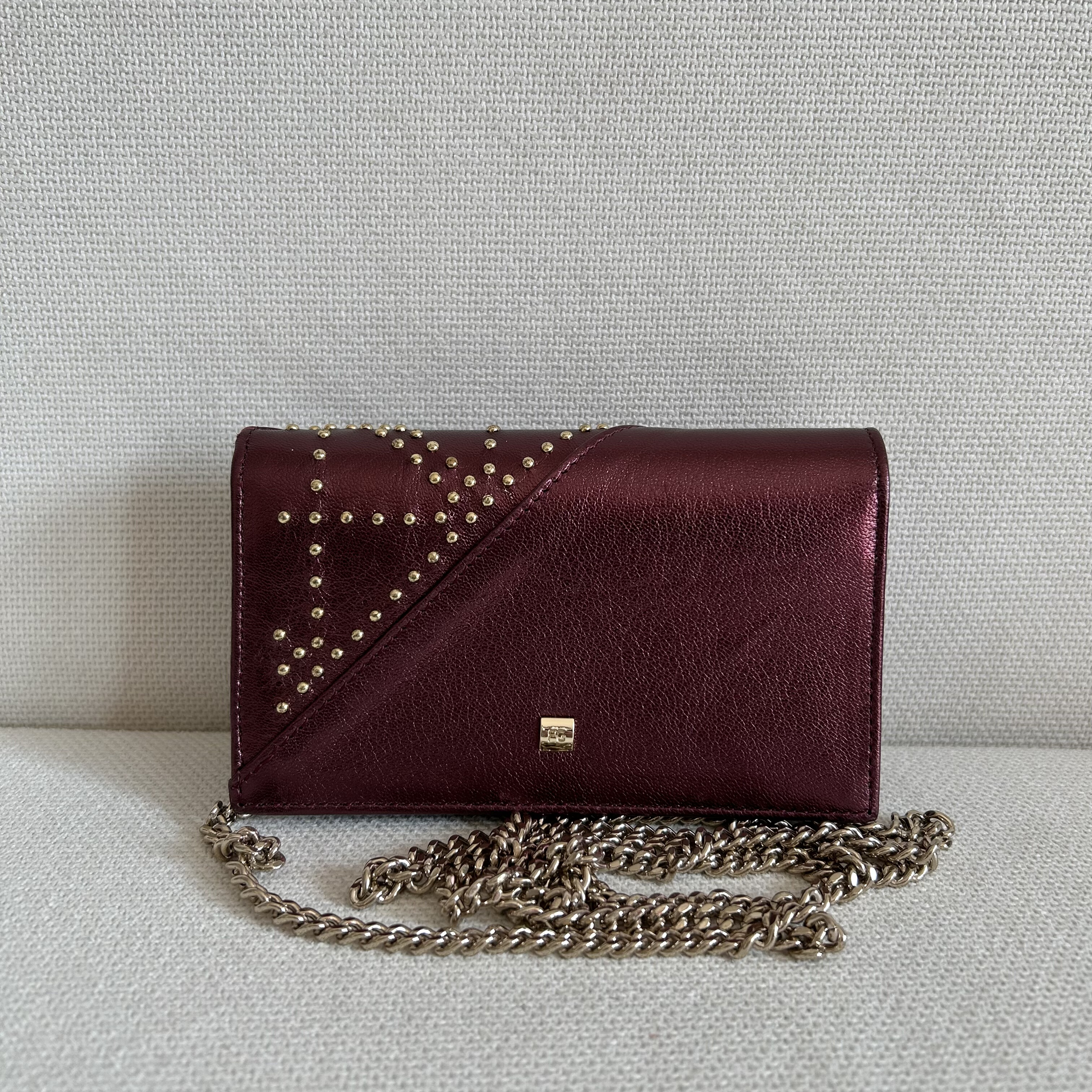 西班牙小众金属色真皮斜挎珠光酒红色链条迷你铆钉装饰小方包微瑕,淘宝优惠券,粉丝福利购,淘宝优惠卷