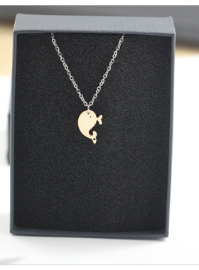 精致京鱼吊坠项链女2026新款轻奢锁骨链配饰高级感百搭轻奢颈链女