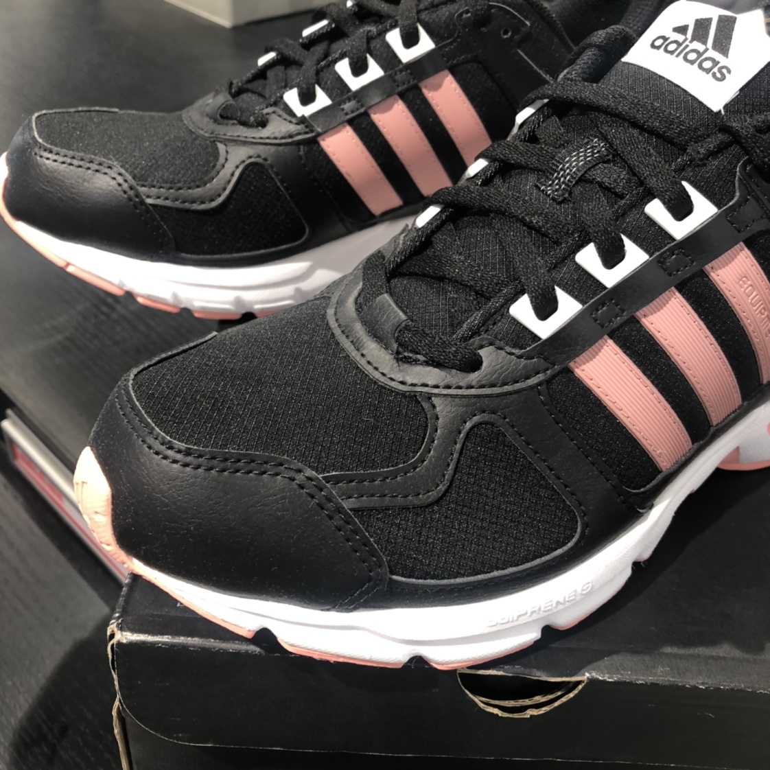 Adidas/阿迪达斯 男女缓震防滑跑步鞋舒适休闲耐磨跑步鞋FW9997 - 图1