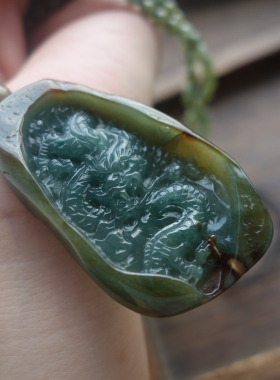 天然翡翠龙牌吊坠油青精雕玉龙