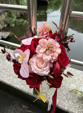 新中式手工红色接亲花束摄影结婚仿真花秀禾金色手捧花马蹄莲新款