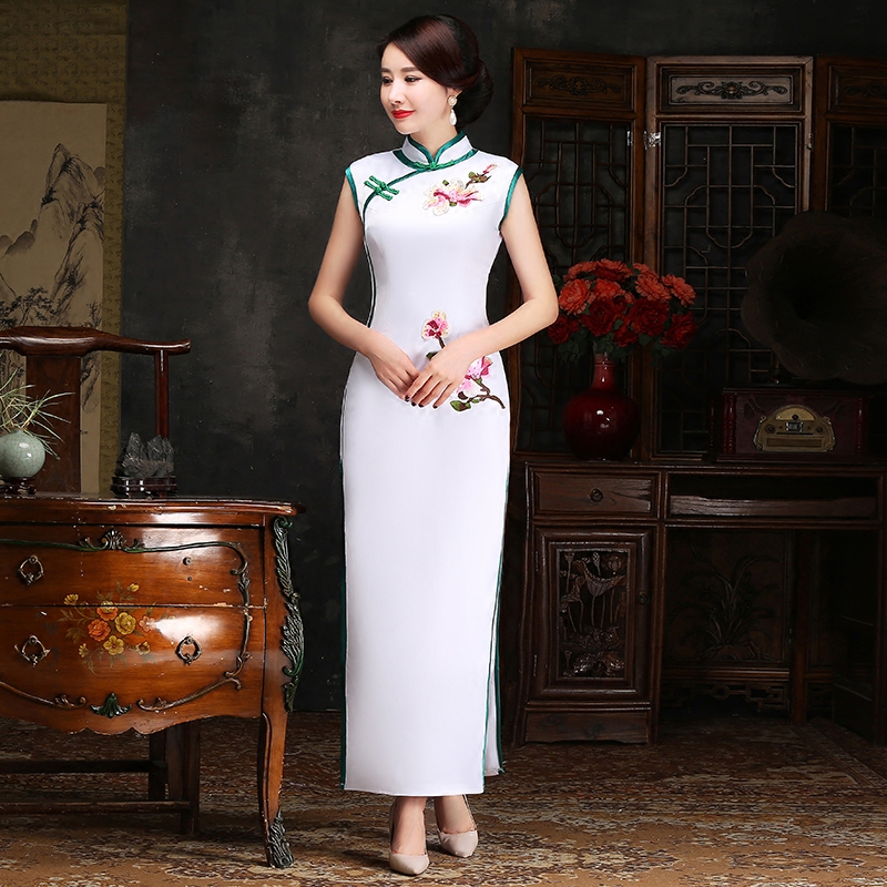 真丝刺绣旗袍长款2025新款夏季无袖白色改良少女走秀演出服订做 - 图2