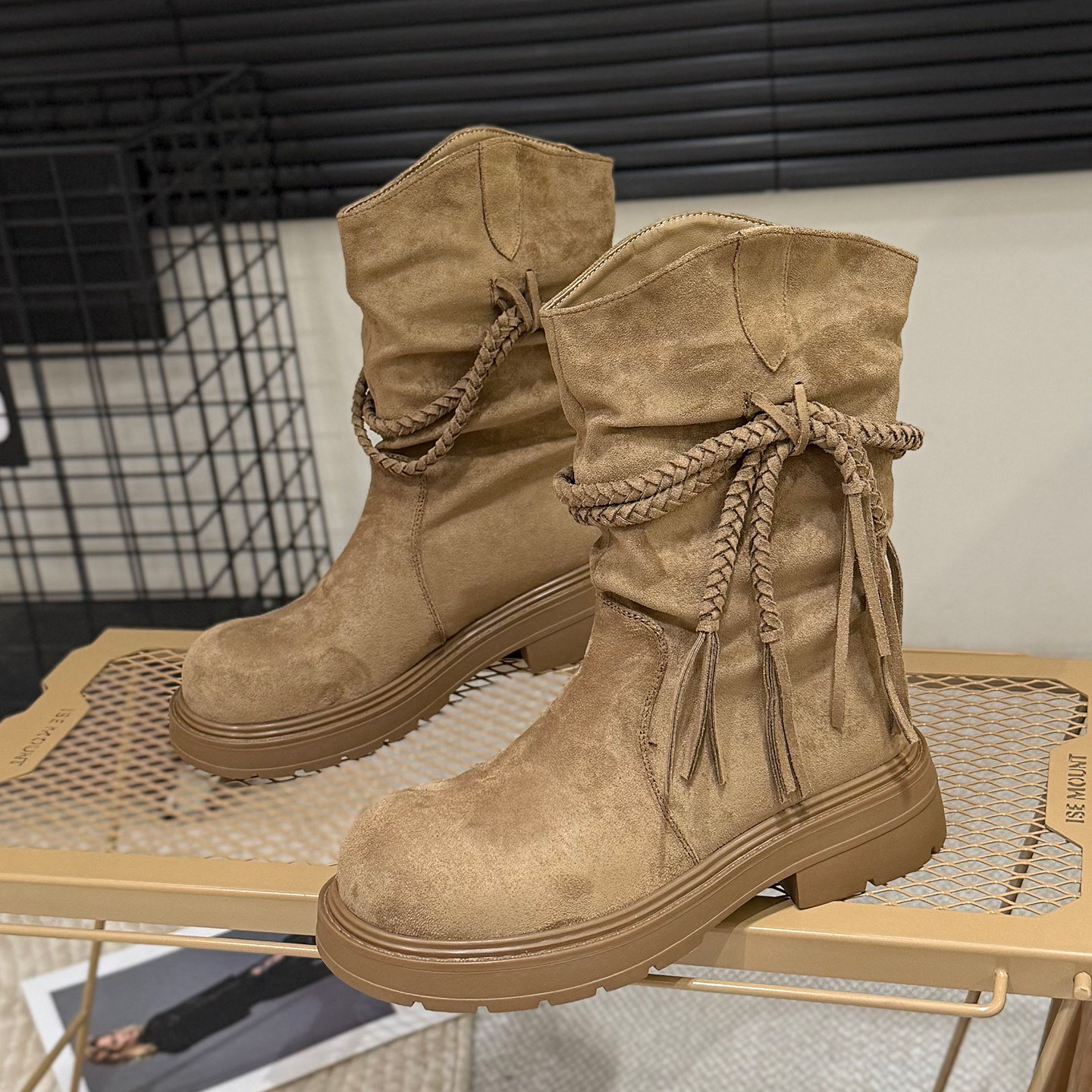 2025秋冬新款复古中筒靴女靴编织绳流苏装饰西部牛仔靴个性马丁靴,淘宝优惠券,粉丝福利购,淘宝优惠卷