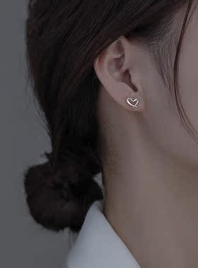 爱心耳钉女2026新款爆款迷你简约学生百搭通勤气质甜美轻奢耳环