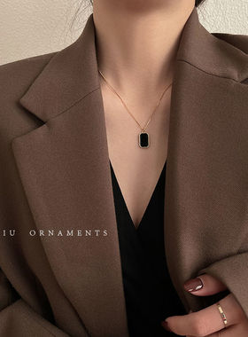 轻奢小众黑色吊坠项链2025年新款女设计感锁骨链气质高级感配饰