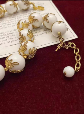 中古首饰Trifari 翠法丽皇冠标海报款白珠金叶项链长42cm  不退换