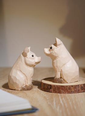 坐姿小猪手工木雕小摆件可爱卡通动物办公室工位学习书桌面装饰品