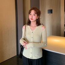 Pregnant woman trendy bottom jacket spring autumn season outside wearing a small crowd design sense leaky shoulder-knitted sweatshirt with knitted cardigan