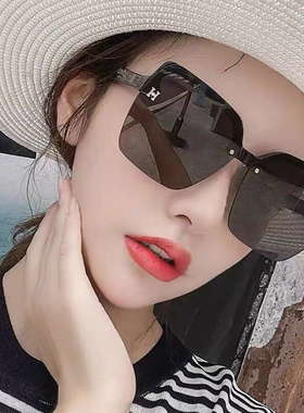 方形字母大框墨镜女士