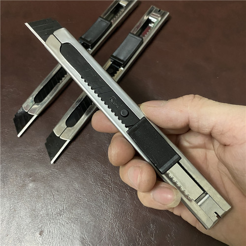 日钢金属美工刀大号刀架18MM刀片快递开箱广告裁纸介刀刀具包邮 - 图0