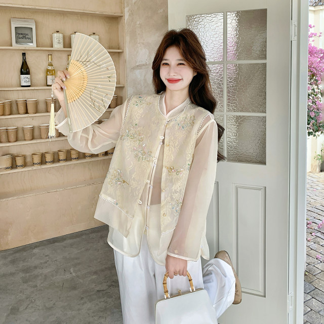 ສະໄຕລ໌ແຫ່ງຊາດ light luxury lady style beaded embroidered vest suit summer 2026 new thin inner transparent in three-piece wide-leg pants pants set