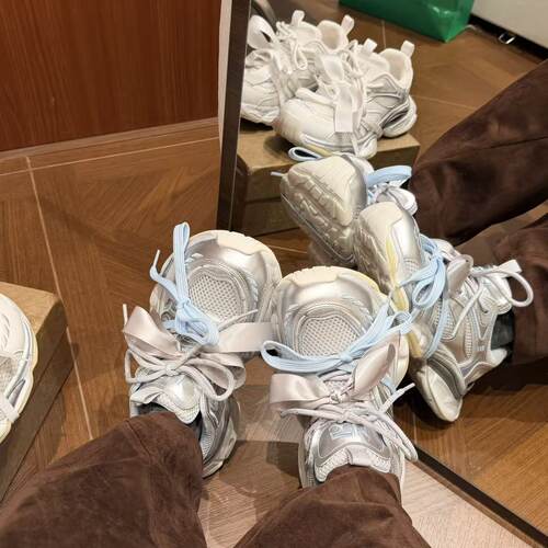H55女鞋霓虹流光2026春新款刺绣拼色休闲风增高蝴蝶结银色老爹鞋 - 图1