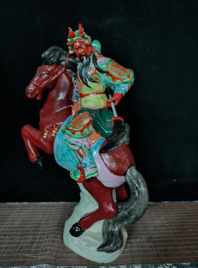 景德镇手工陶瓷粉彩雕塑摆件手持大刀关公关羽关二爷骑马家用43cm