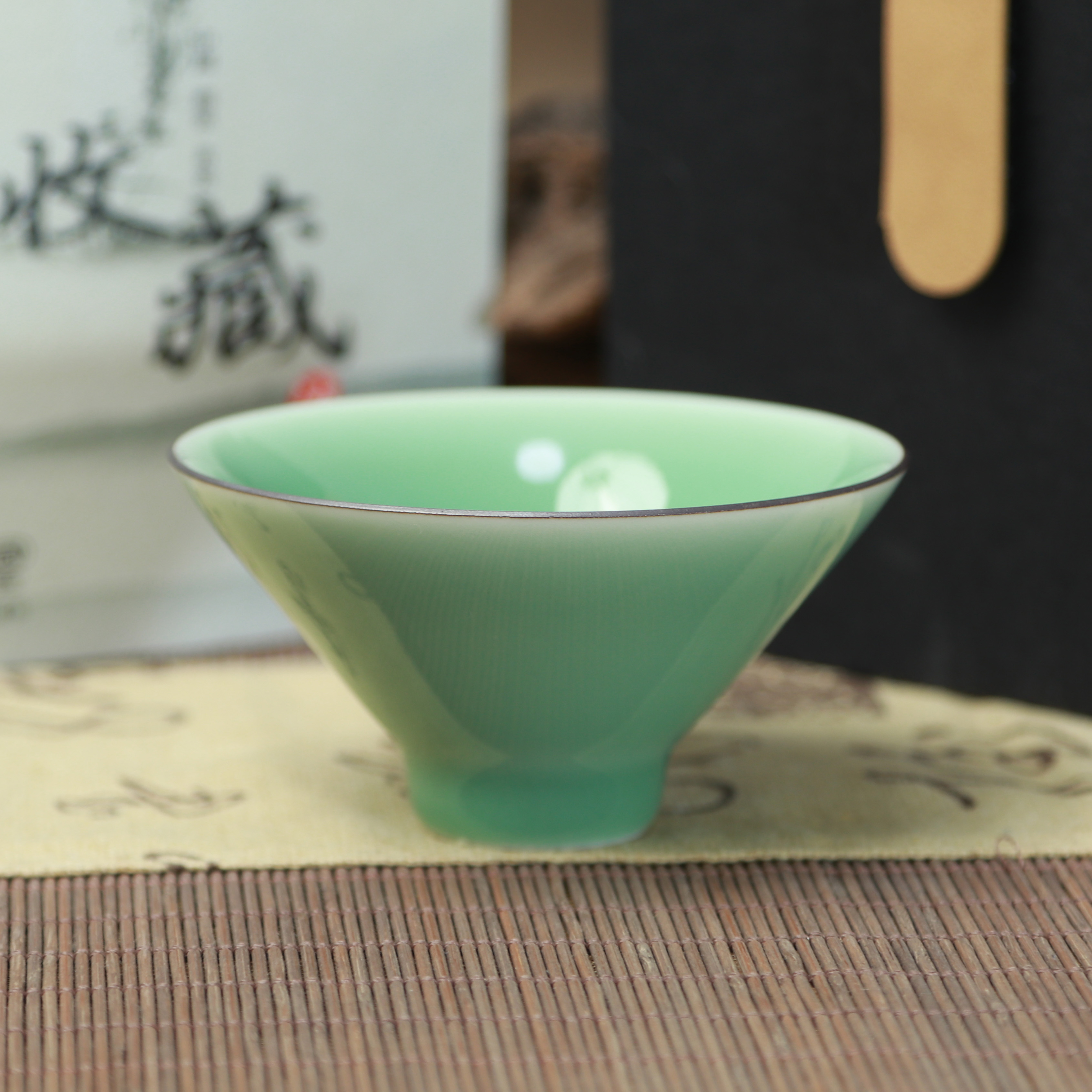 天下龙泉青瓷主人杯品茗杯斗笠杯陶瓷功夫茶具高端茶盏梅子青茶碗 - 图0