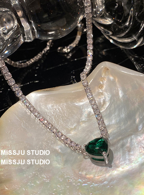 琚小姐铜材质女绿心形项链