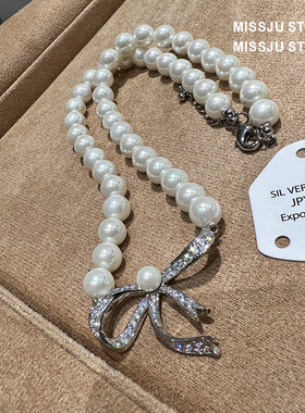 琚小姐蝴蝶结镶钻白色珍珠项链