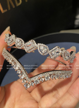 满钻V字手镯水滴方形锆石手饰百搭叠戴婚礼奢华配饰开口手镯女