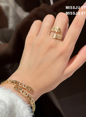 明星款BI入@走秀款镶钻V字母镂空开口手镯戒指女轻奢小众高级手环