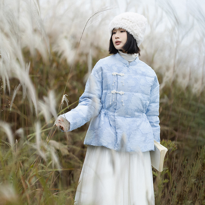 现货【汀花雨细】复古天丝剪花短款羽绒服女冬流苏式盘扣收腰外套,淘宝优惠券,粉丝福利购,淘宝优惠卷