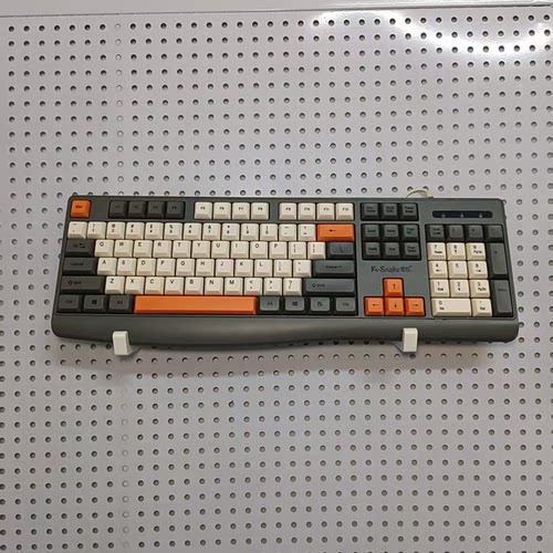 圆孔洞洞板配件电脑键盘支架电竞收纳挂钩展示架墙上倾斜架托壁挂 - 图1