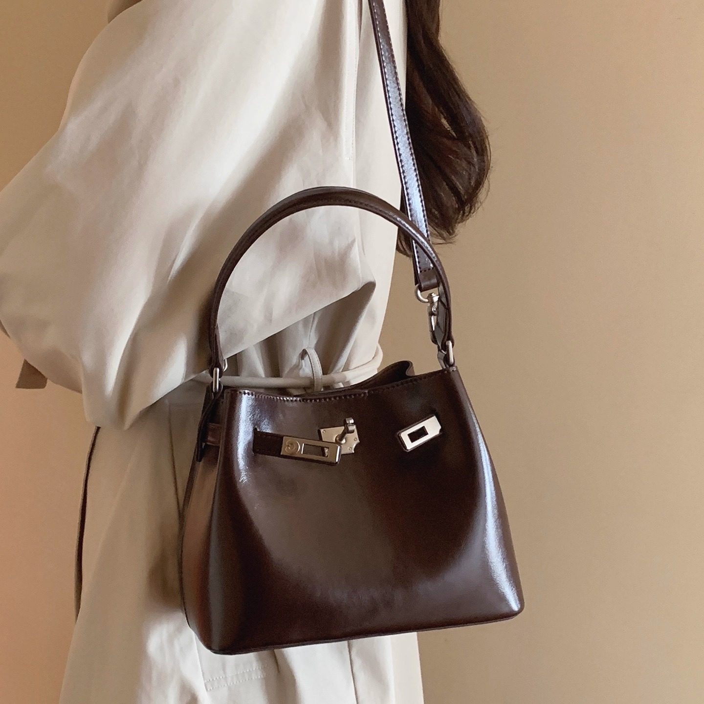 南风Chio2nd 塞纳漫游水桶包包女款高级感通勤亮面手提单肩斜挎包,淘宝优惠券,粉丝福利购,淘宝优惠卷