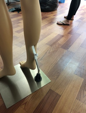 服装道具模特配套支架鞋架/穿鞋杆 钢化玻璃/拉丝/不锈钢镜面底座 - 图0