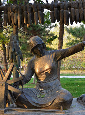 玻璃钢黄道婆雕塑纺织文化主题