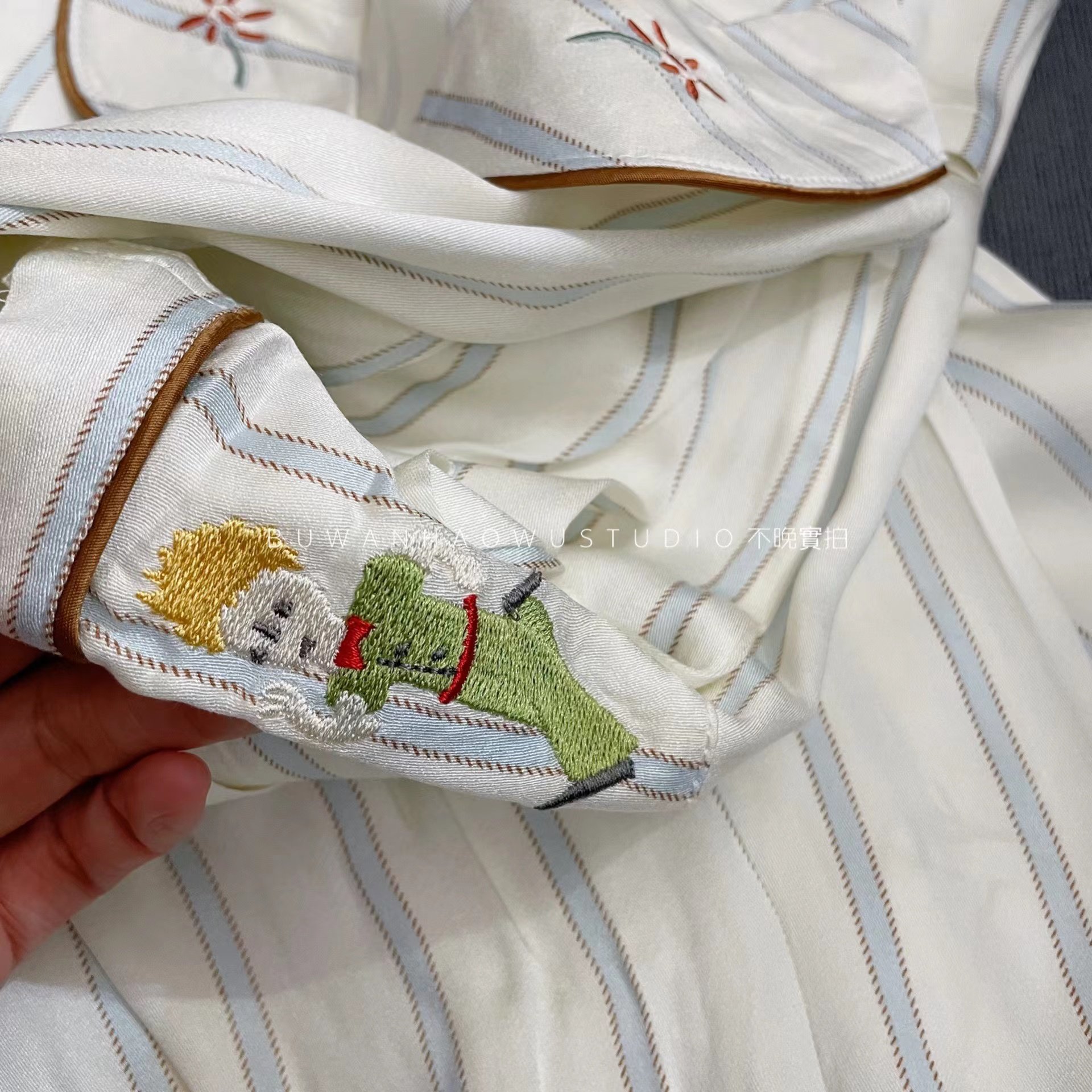 外贸原厂|小王子刺绣条纹卡通翻领简约米白色超软糯人棉贡缎睡衣,淘宝优惠券,粉丝福利购,淘宝优惠卷