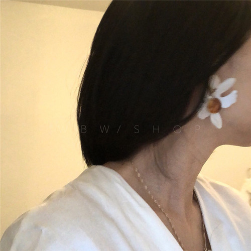 重磅推荐！气质复古时髦质感树脂花瓣不规则扭曲独家耳钉耳环耳坠 - 图0