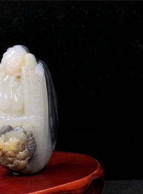 黑白分明苏工雕刻和田玉青花籽料