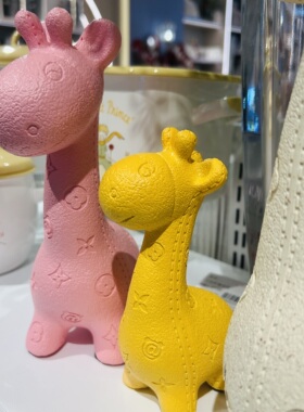 现代简约长颈鹿摆件客厅玄关装饰