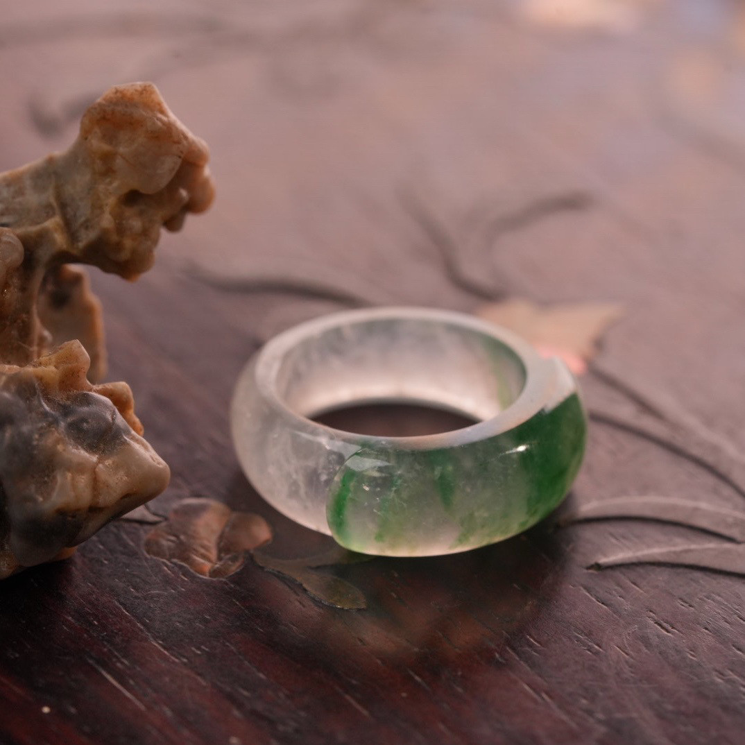 0414200-0 Natural Burmese A-grade high-ice seeded green jade saddle ring with 14-15 rings