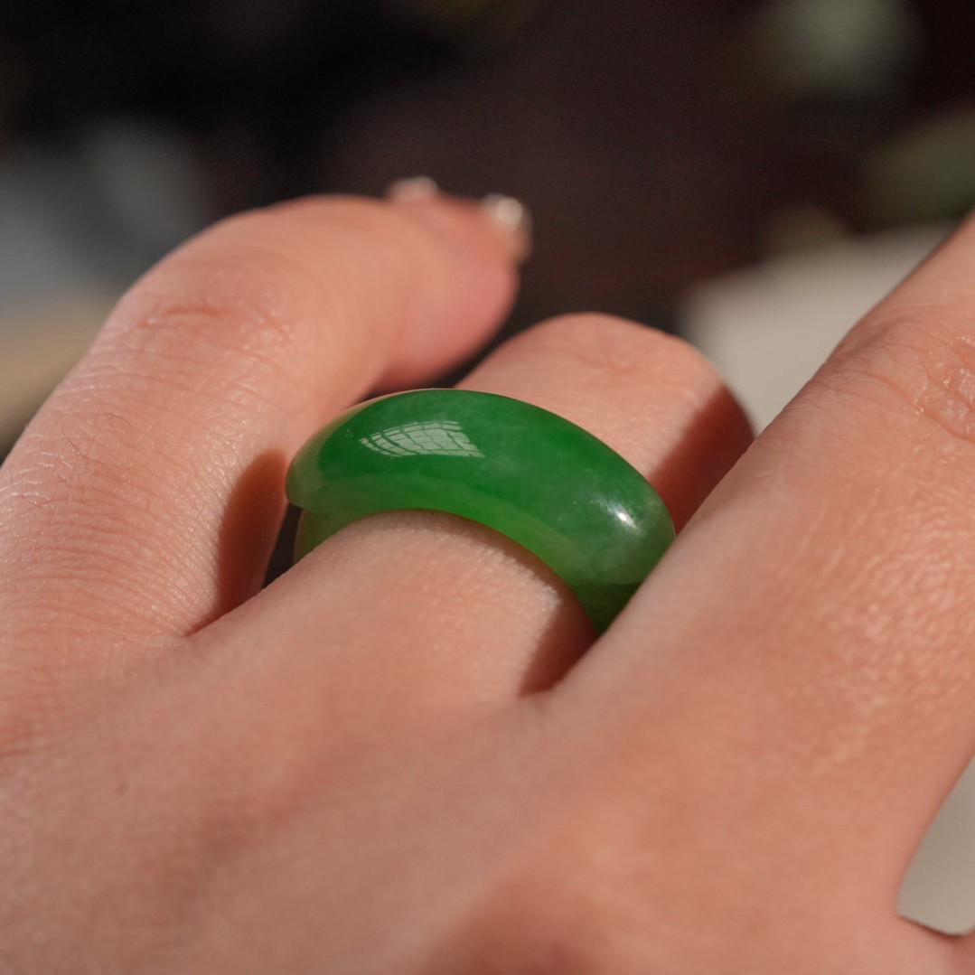 0600100-0 Full product, fine, waxy, sweet, sun green, Laokeng species natural jadeite saddle ring, ring size 18.5