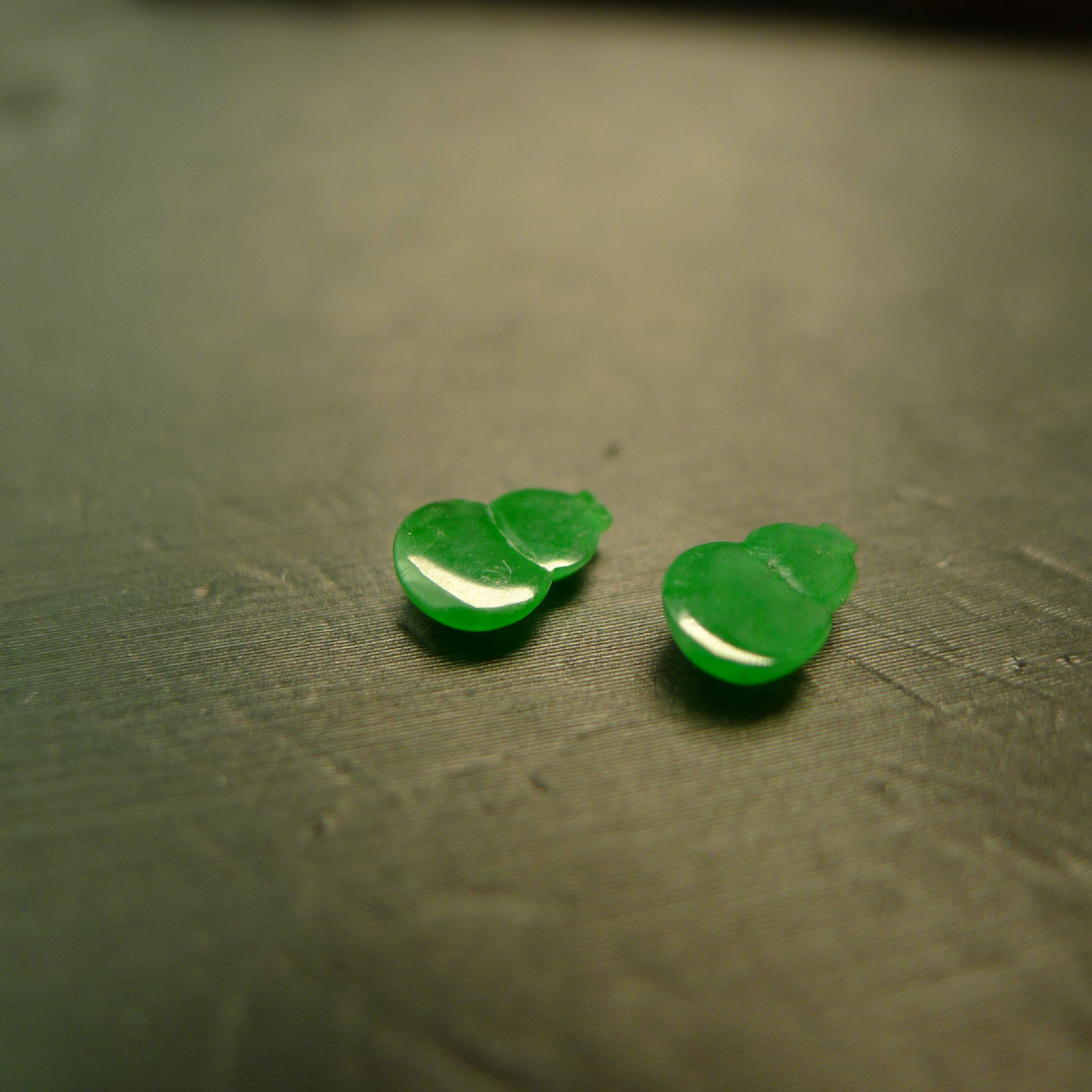 Ice full of green natural grade A jade gourd ring face