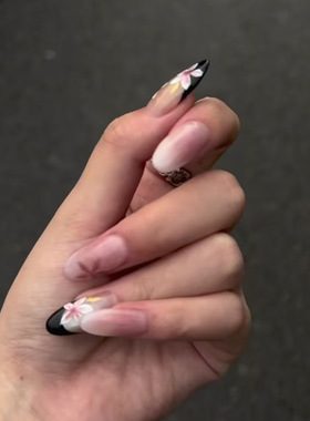 红色法式雏菊短款杏仁穿戴甲