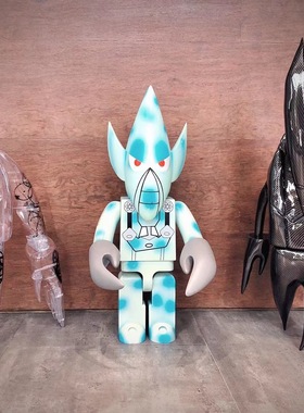 广州futura潮流艺术风限量摆件