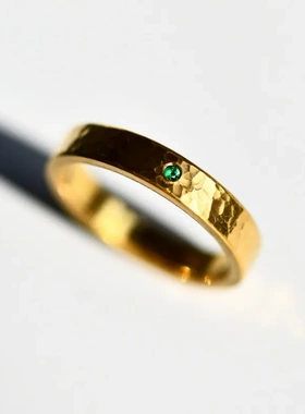 祖母绿戒指 匠人手作锤纹黄金色戒指 男女情侣对戒素圈镀金色素戒