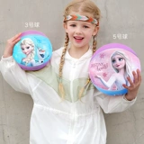 Дисней детского сада детей и детей тренируют баскетбол