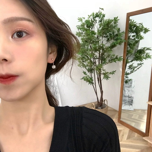 Серьги из жемчуга, маленькие изысканные клипсы, изысканный стиль, яркий броский стиль, без проколов ушей