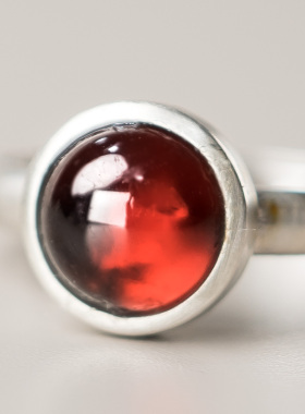 非鱼之家小众简约银饰石榴石戒指