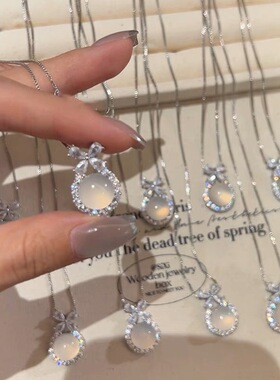 在逃公主冰透白玉髓玛瑙项链女轻奢高端小众级感镶钻蝴蝶结锁骨颈