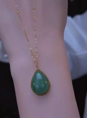 钛钢女绿色椭圆水滴形项链