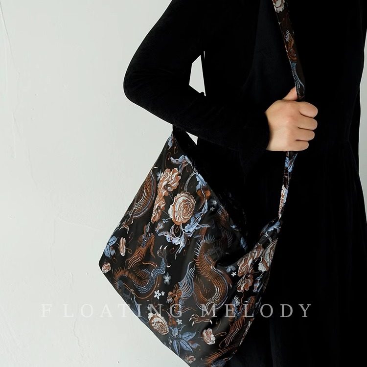 复古国风黑咖龙纹花大容量斜挎包FloatingMelody原创1314寸笔记本,淘宝优惠券,粉丝福利购,淘宝优惠卷