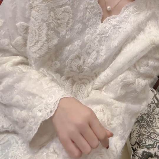 高级感重工提花刺绣蕾丝v领衬衫女冬法式气质漂亮温柔打底衫上衣