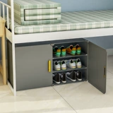 Студенческая кровать в дне общежития с артефактами хранения стойки для обуви